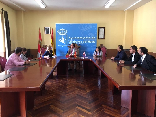 Foto de La embajadora de Moldavia muestra su apoyo a Villafranca del Bierzo como sede de las Edades del Hombre